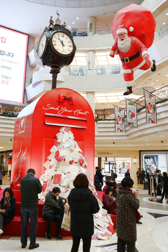 AK플라자 분당점의 공중부양 산타클로스 <AK플라자 제공>